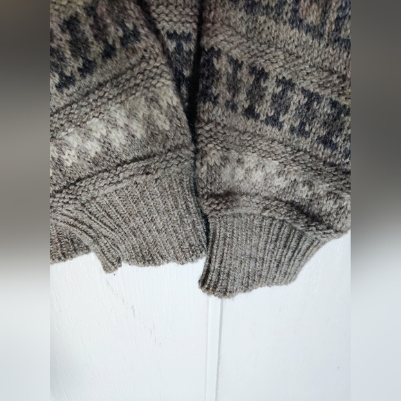 CLEAN & EUC!! EDDIE BAUER, Vintage Wool Blend Sweater. Size M - Picture 2 of 5